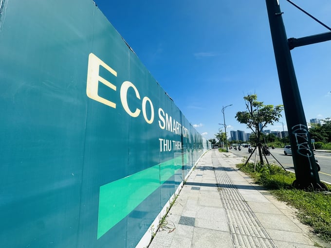 Sau 3 năm kể từ ng&agrave;y l&agrave;m lễ động thổ, dự &aacute;n Eco Smart City mới chỉ tiến h&agrave;nh san lấp mặt bằng v&agrave; l&agrave;m h&agrave;ng r&agrave;o xung quanh.