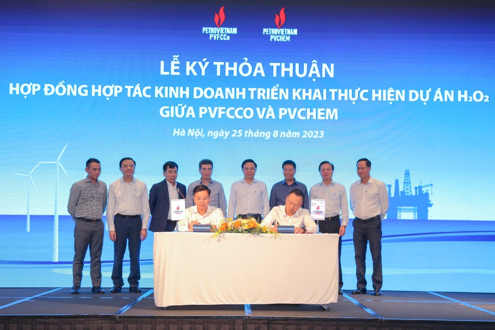L&atilde;nh đạo Petrovietnam, PVFCCo v&agrave; PVChem chứng kiến lễ k&yacute; hợp đồng.
