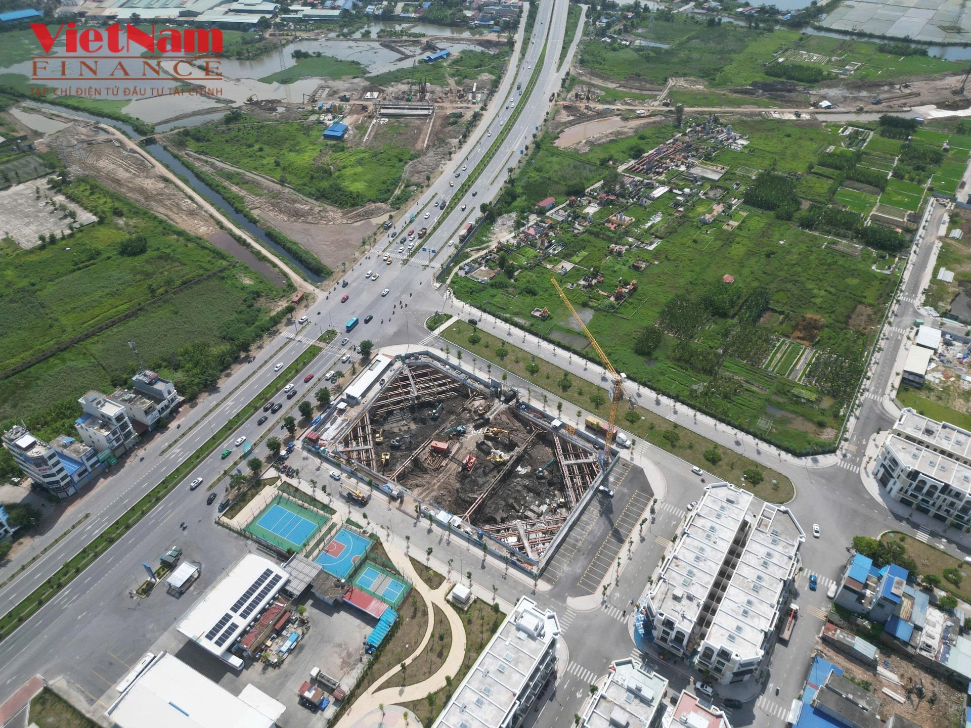 Hiện trạng thi c&ocirc;ng c&ocirc;ng tr&igrave;nh với diện t&iacute;ch l&ocirc; đất l&agrave; 6.117 m2, mật độ x&acirc;y dựng 58,9%.