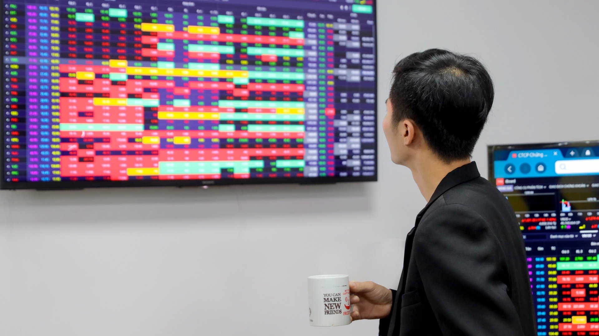 Sau khi thiết lập mức đỉnh &ldquo;ho&agrave;n hảo&rdquo; 1.688 điểm, VN-Index rơi liền hai phi&ecirc;n li&ecirc;n tiếp, mất tổng cộng 74 điểm