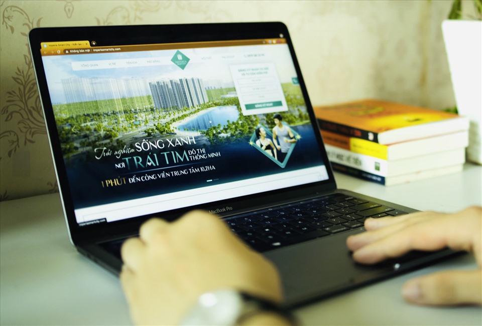 Lần đầu trải nghiệm mua nh&agrave; online của vợ chồng MC Việt Anh