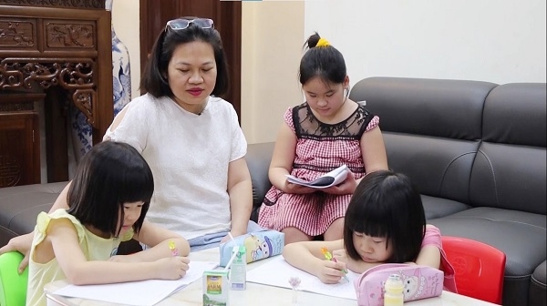 Đối với c&aacute;c gia đ&igrave;nh c&oacute; nhiều con nhỏ như gia đ&igrave;nh chị Dung th&igrave; chi ph&iacute; mua sữa cho c&aacute;c con h&agrave;ng th&aacute;ng chiếm phần đ&aacute;ng kể trong chi ti&ecirc;u h&agrave;ng ng&agrave;y &nbsp;