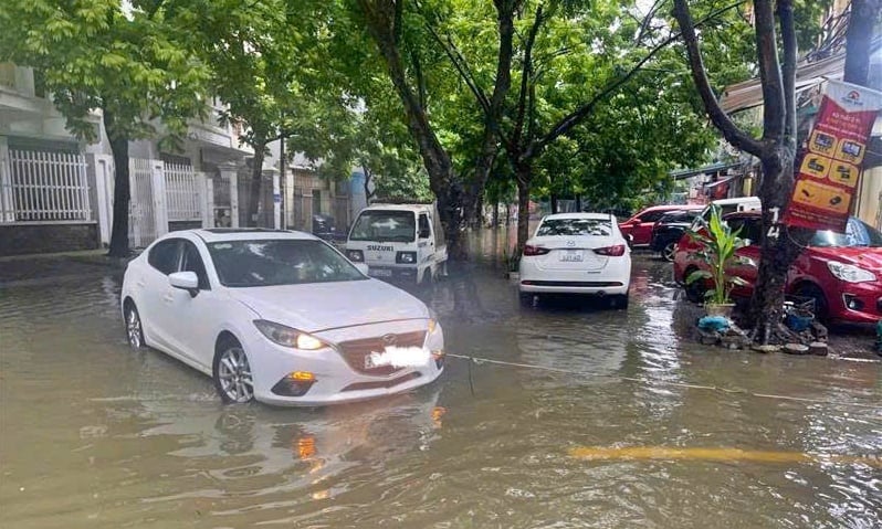 Tai H&agrave; Nội, PTI vừa gi&aacute;m định thiệt hại, vừa cứu hộ.