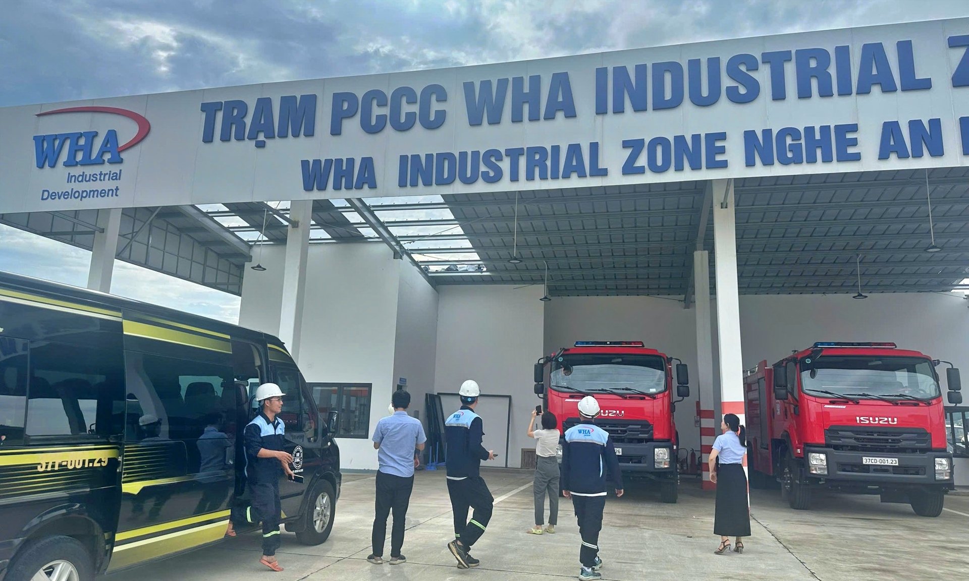 Nh&acirc;n vi&ecirc;n của Bảo hiểm Bảo Việt xuống tận địa b&agrave;n hỗ trợ kh&aacute;ch h&agrave;ng&nbsp;kiểm tra hiện trạng t&agrave;i sản, gia cố, triển khai phương &aacute;n bảo vệ.