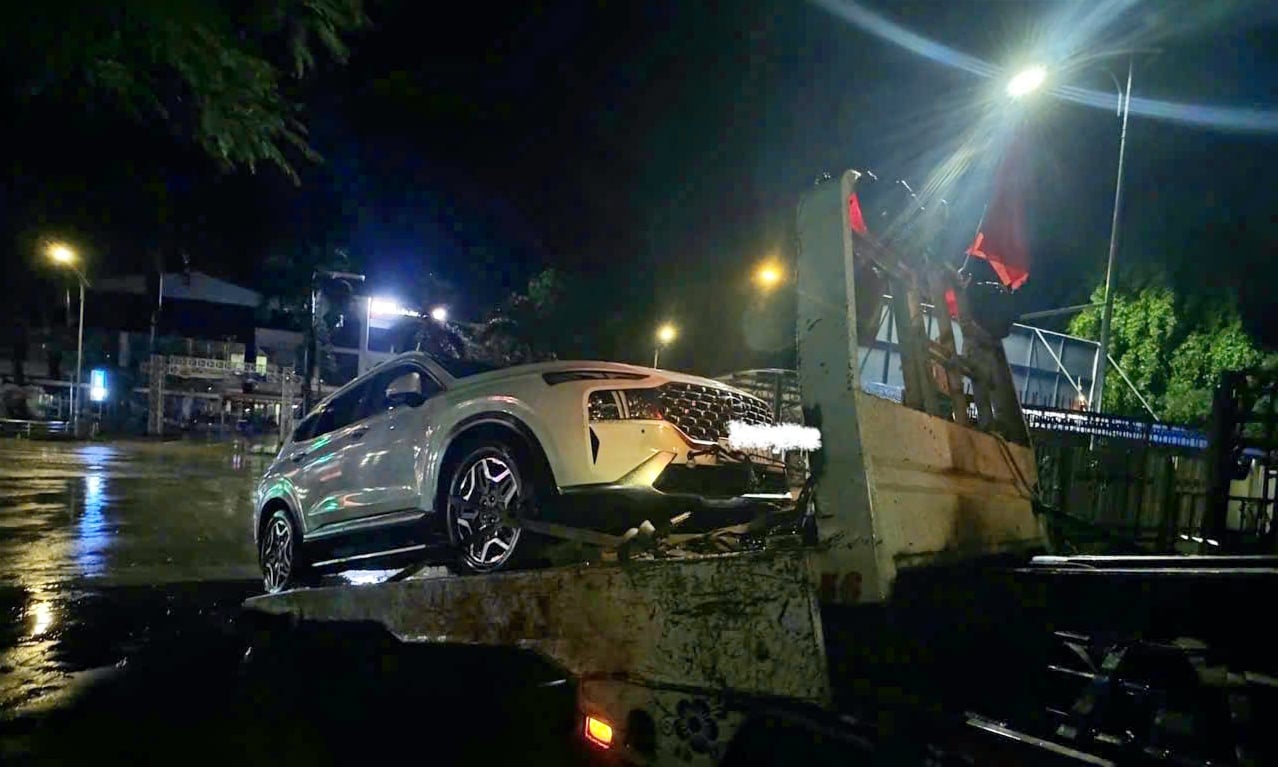 H&igrave;nh ảnh tại hiện trường cứu hộ trong đ&ecirc;m.