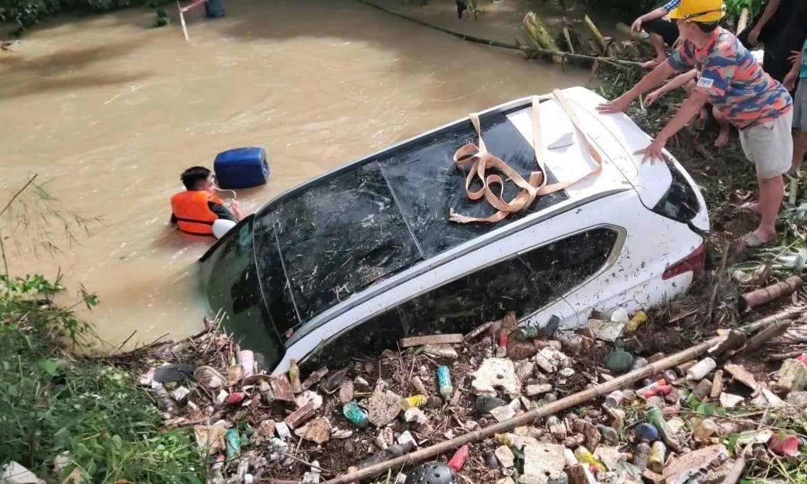 Tại Thanh H&oacute;a, PTI ghi nhận tổn thất nặng. Ngay khi nhận được th&ocirc;ng b&aacute;o, đội cứu hộ PTI lập tức c&oacute; mặt tại hiện trường để hỗ trợ kh&aacute;ch h&agrave;ng.
