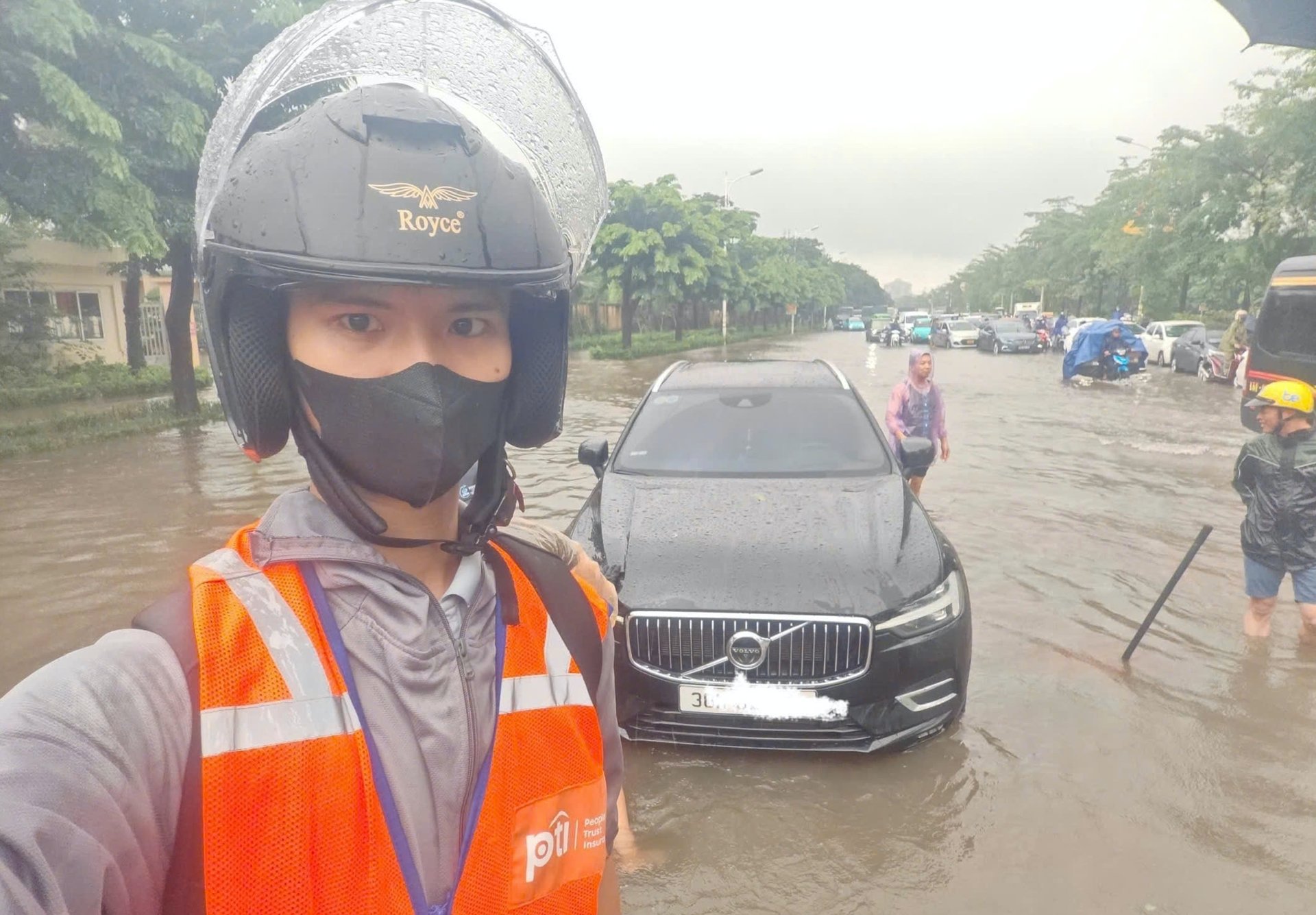 Nh&acirc;n vi&ecirc;n gi&aacute;m định của PTI c&oacute; mặt trực tiếp tại hiện trường.