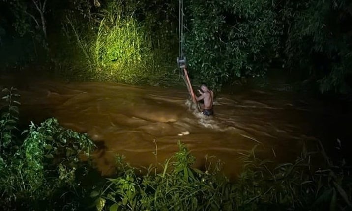 Rạng s&aacute;ng ng&agrave;y 27/8, tại Y&ecirc;n B&aacute;i, đội cứu hộ PTI khẩn trương c&oacute; mặt tại hiện trường để cứu hộ một xe &ocirc; t&ocirc; bị tr&ocirc;i suối.