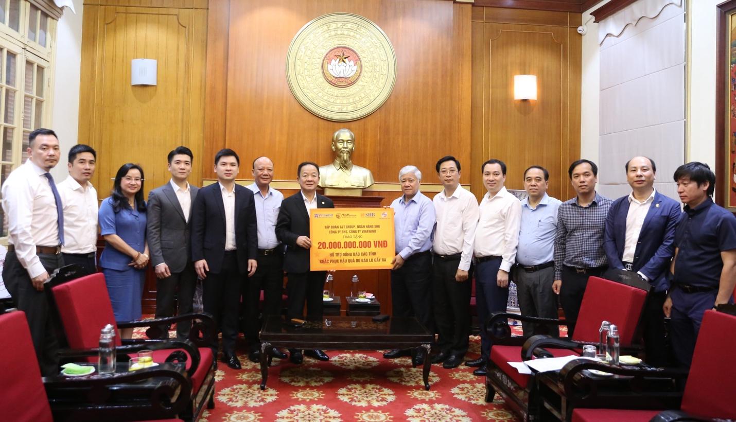 &Ocirc;ng Đỗ Quang Hiển, Nh&agrave; s&aacute;ng lập, Chủ tịch Điều h&agrave;nh Tập đo&agrave;n T&amp;T, Chủ tịch HĐQT Ng&acirc;n h&agrave;ng SHB trao ủng hộ 20 tỷ đồng cho Ủy ban Trung ương MTTQ Việt Nam nhằm hỗ trợ c&aacute;c địa phương khắc phục thiệt hại sau b&atilde;o số 3 năm 2024.