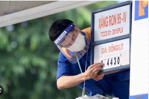 Gi&aacute; xăng dầu đồng loạt tăng. Ảnh: Internet.