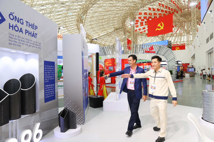 &Ocirc;ng Trương Xu&acirc;n Cơ, Gi&aacute;m đốc Ph&aacute;t triển kinh doanh v&agrave; Dự &aacute;n, Tập đo&agrave;n Đại Dũng (b&ecirc;n tr&aacute;i) ấn tượng khi thăm quan gian h&agrave;ng H&ograve;a Ph&aacute;t