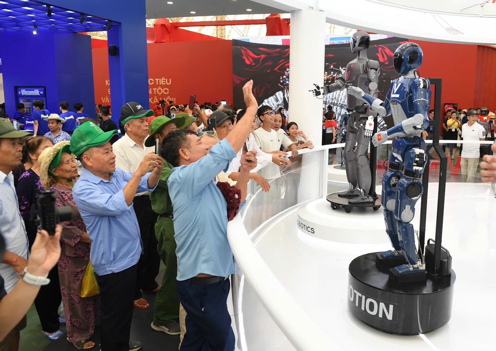 Vingroup ghi dấu ấn kiến tạo tại Triển l&#227;m “Th&#224;nh tựu đất nước: 80 năm h&#224;nh tr&#236;nh độc lập - tự do - hạnh ph&#250;c” - Ảnh 2