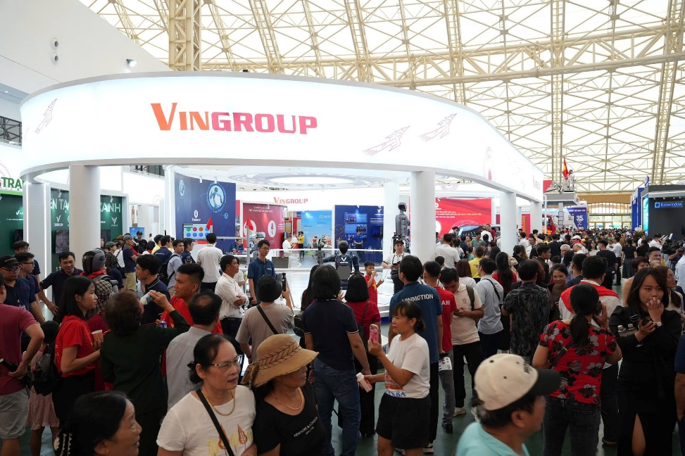 VEC đ&oacute;n hơn 230.000 kh&aacute;ch ngay trong ng&agrave;y khai mạc Triển l&atilde;m Th&agrave;nh tựu đất nước