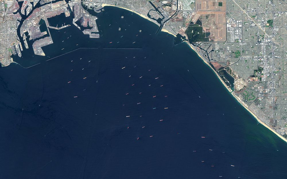 Tắc nghẽn khắp nơi, tàu xếp hàng la liệt chờ được vào cảng lớn nhất kết nối Mỹ - châu Á - Ảnh 1