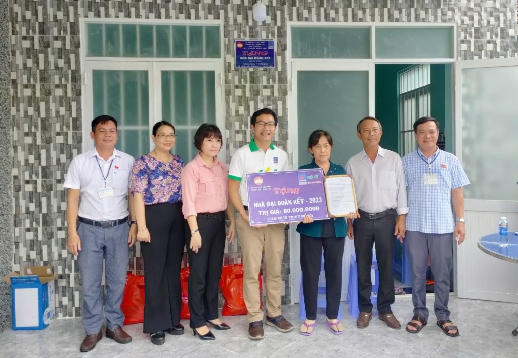 Trao tặng nh&agrave; Đại đo&agrave;n kết cho hộ gia đ&igrave;nh c&oacute; ho&agrave;n cảnh kh&oacute; khăn tr&ecirc;n địa b&agrave;n tỉnh BRVT. &nbsp;