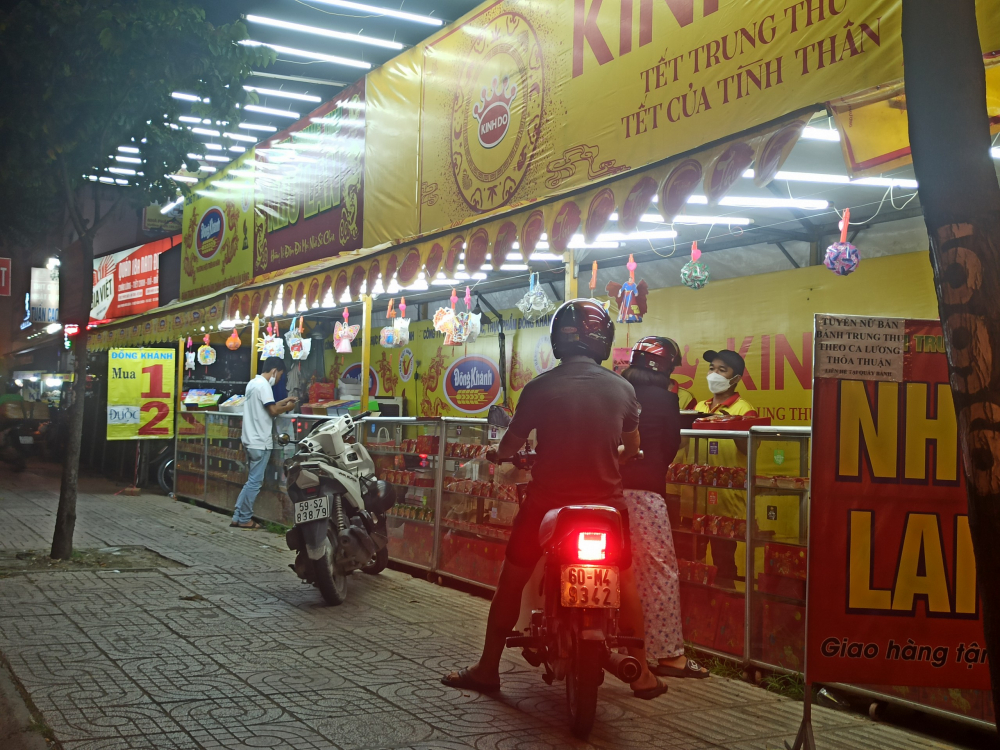Nhiều cửa h&agrave;ng b&aacute;nh trung thu tr&ecirc;n địa b&agrave;n TP.HCM đ&atilde; &aacute;p dụng c&aacute;c chương tr&igrave;nh khuyến m&atilde;i.