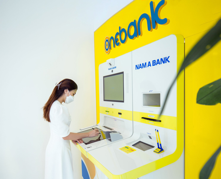KH trải nghiệm tiện &iacute;ch ti&ecirc;u d&ugrave;ng th&ocirc;ng minh tại ONEBANK