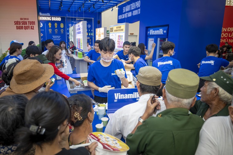 Kh&#244;ng gian trưng b&#224;y v&#224; trải nghiệm của Vinamilk h&#250;t kh&#225;ch tại Triển l&#227;m th&#224;nh tựu đất nước 80 năm - Ảnh 5