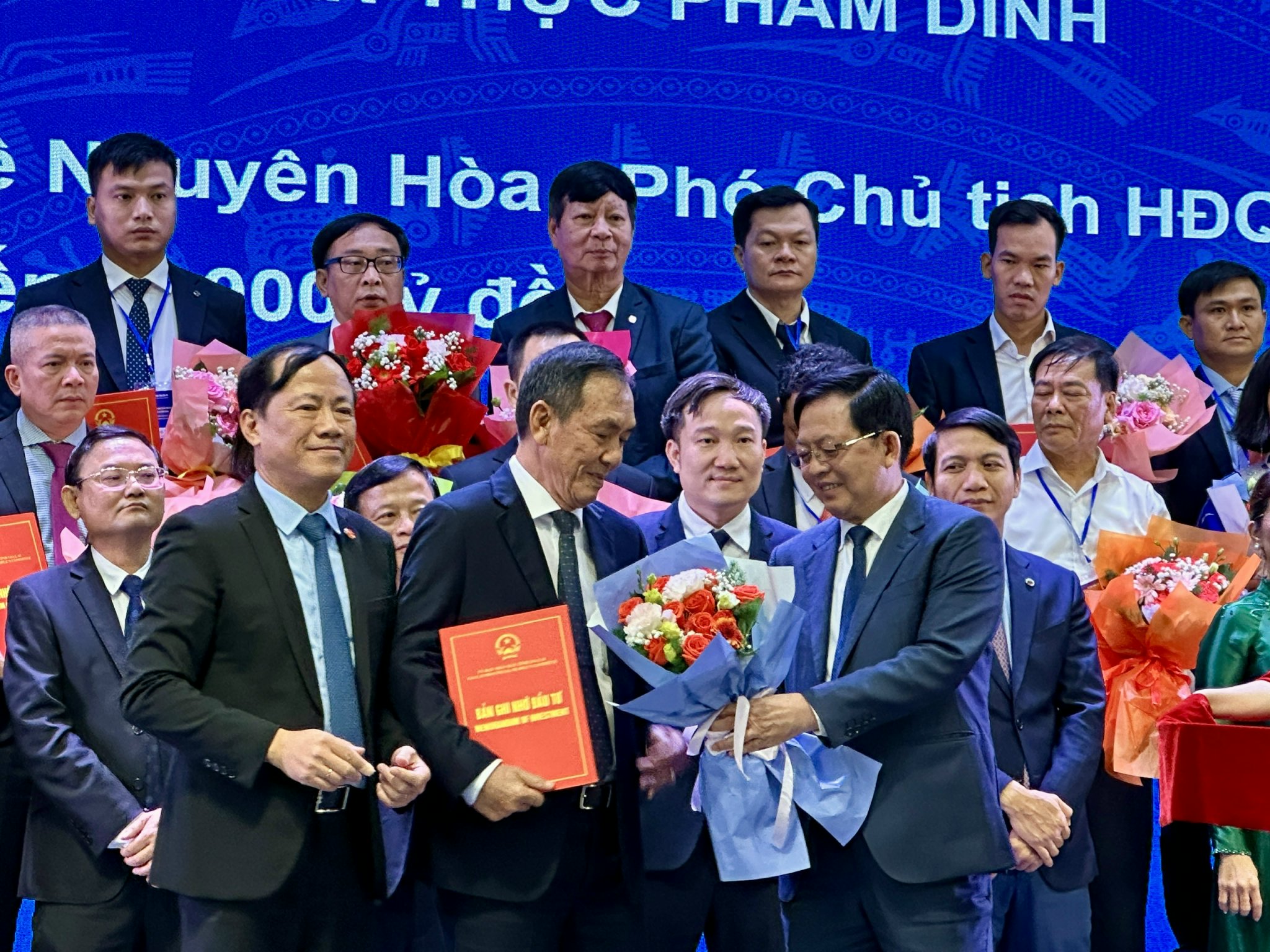 Đại diện Nutifood nhận hoa của l&atilde;nh đạo tỉnh Gia Lai tại Hội nghị x&uacute;c tiến đầu tư tỉnh Gia Lai