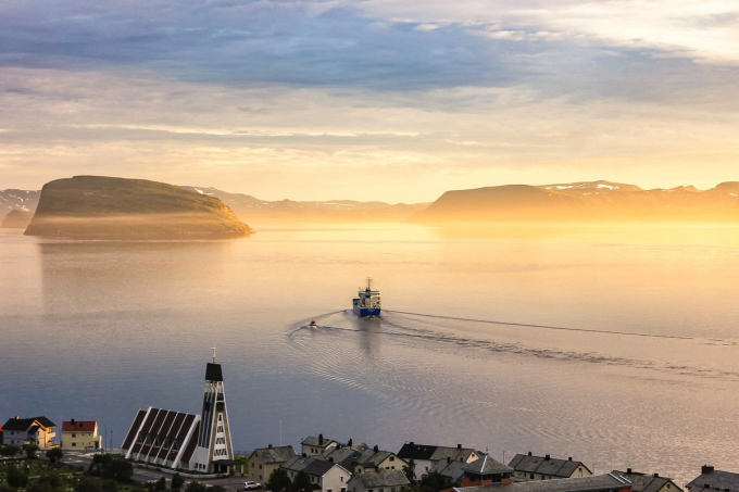 Kh&#225;m ph&#225; những v&#249;ng đất mặt trời kh&#244;ng bao giờ lặn - Ảnh 2