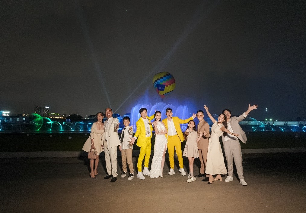 Đ&ocirc;ng đảo sao Việt đ&atilde; đến check-in v&agrave; cực kỳ ấn tượng với m&agrave;n tr&igrave;nh diễn nhạc nước ho&agrave;nh tr&aacute;ng chưa từng c&oacute;