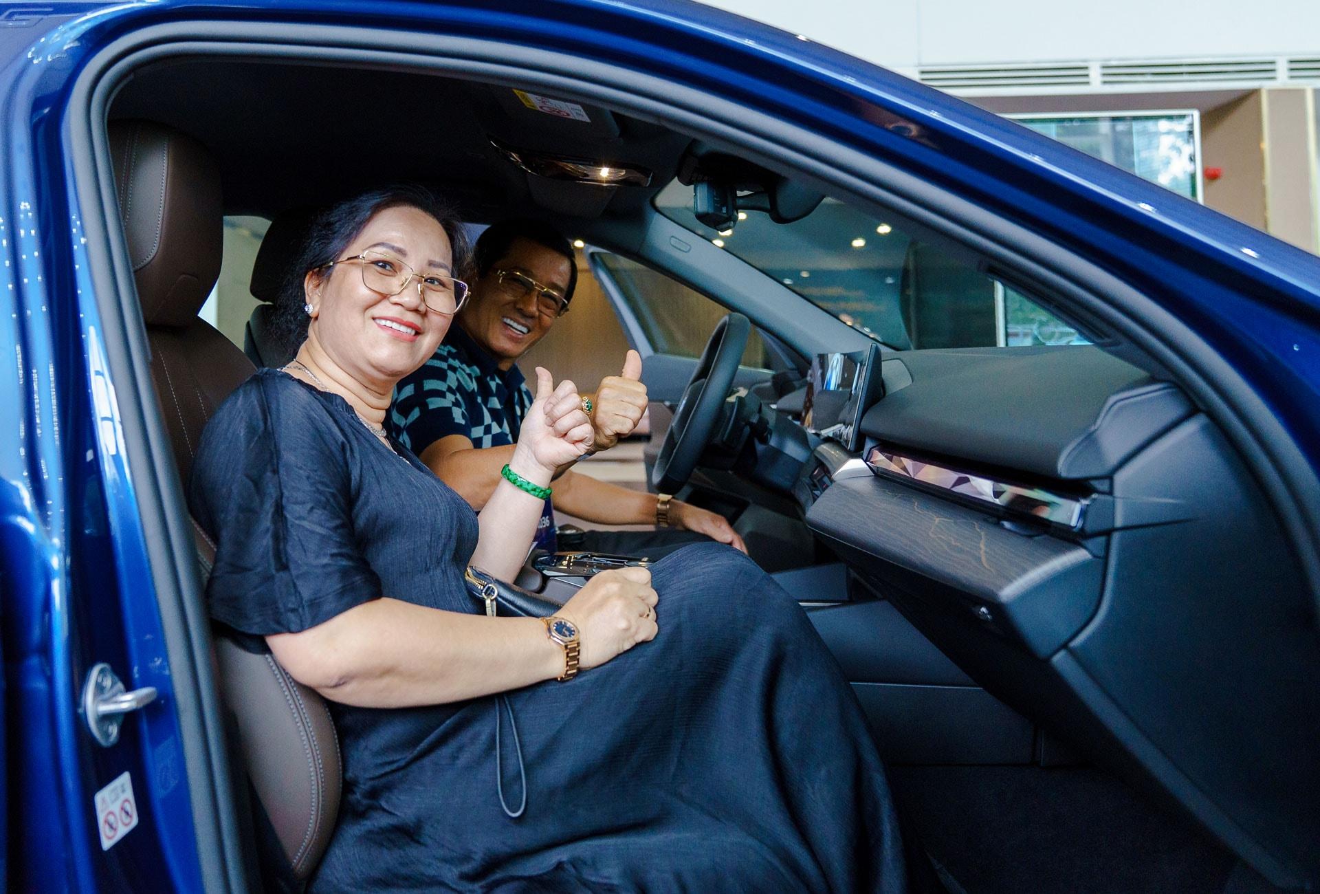 Kh&aacute;ch h&agrave;ng trải nghiệm thiết kế v&agrave; kh&ocirc;ng gian nội thất của xe