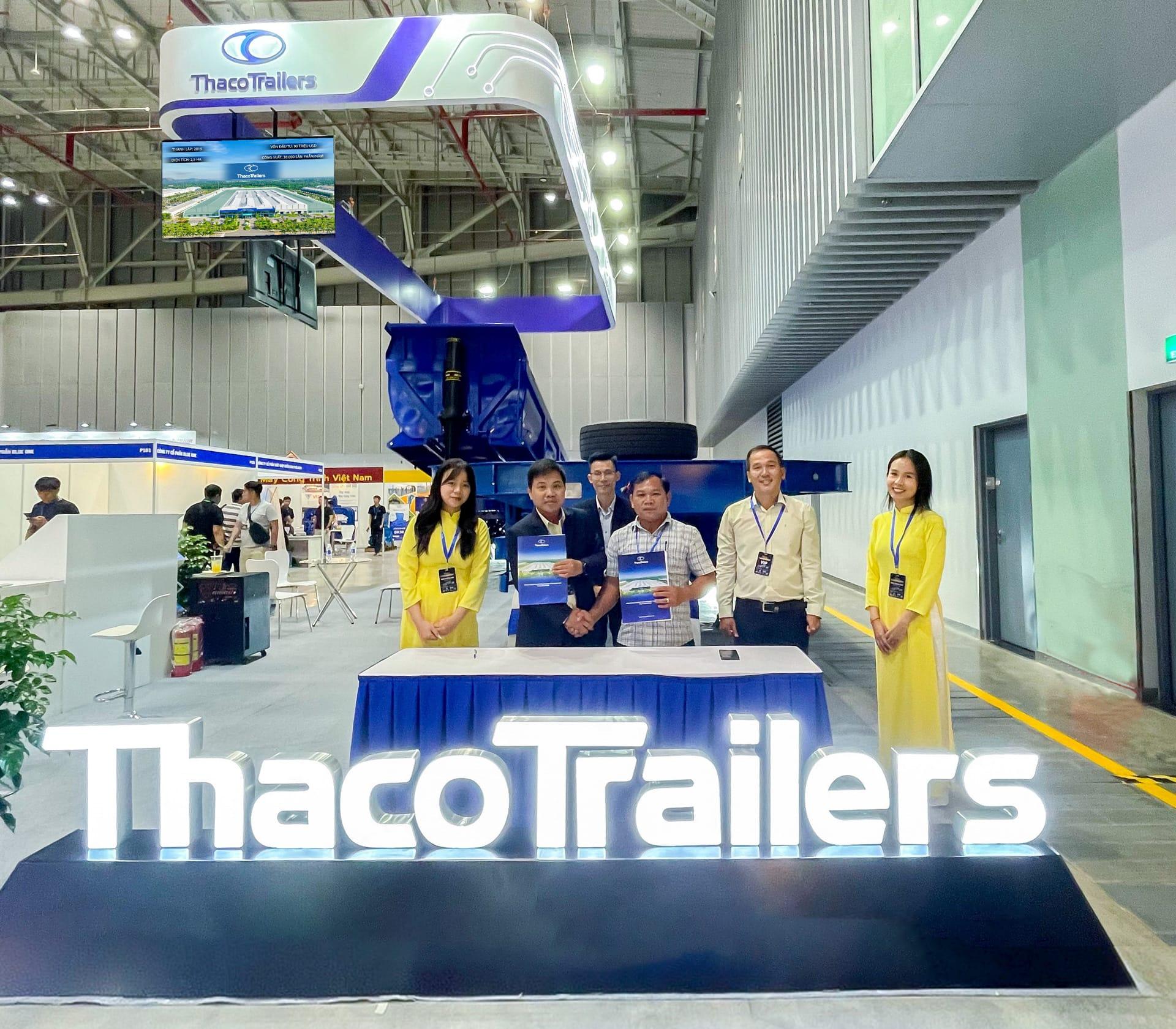 Đại diện Thaco Trailers k&yacute; kết hợp đồng cung ứng sản phẩm với đối t&aacute;c