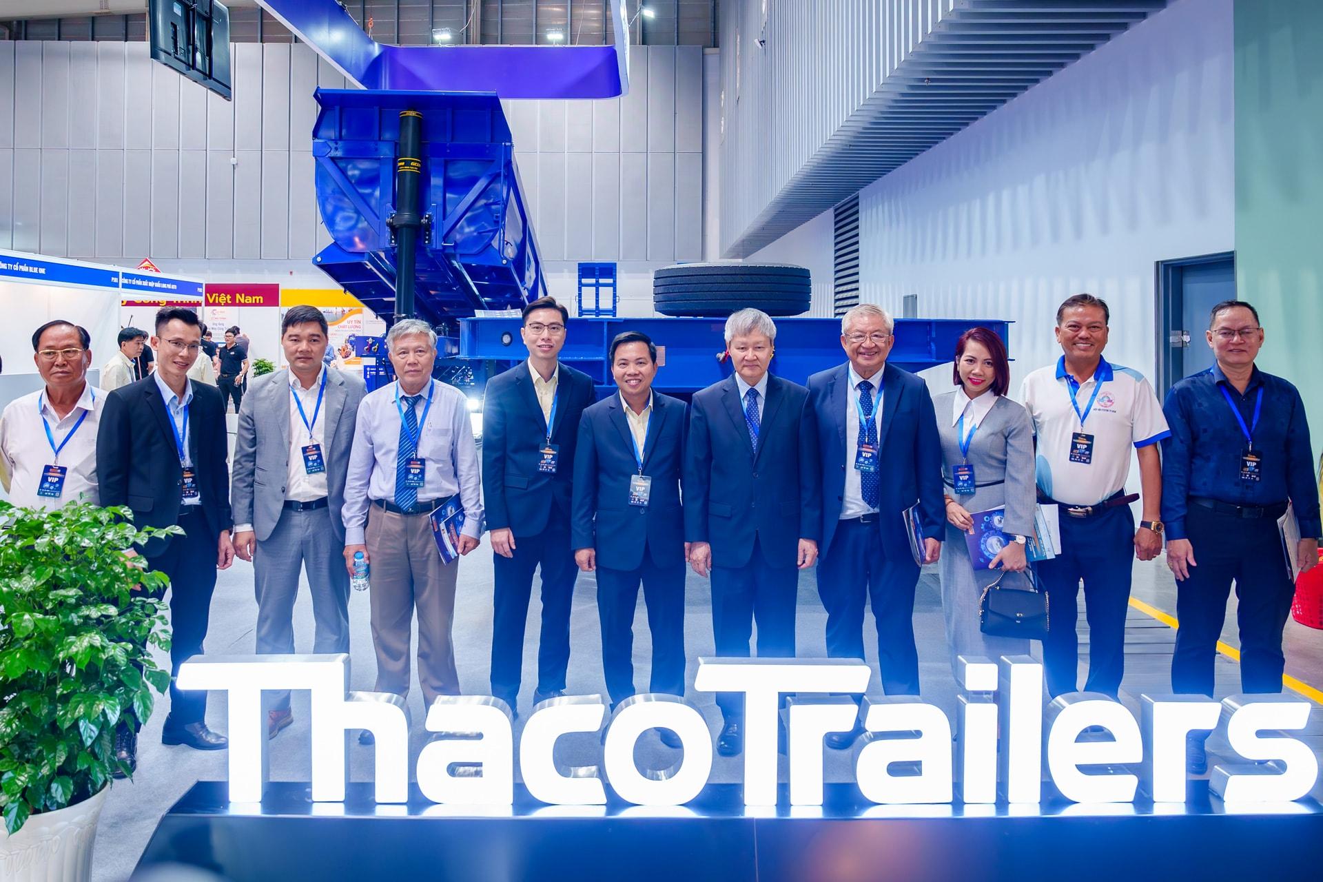 C&aacute;c đại biểu chụp h&igrave;nh lưu niệm tại gian h&agrave;ng của Thaco Trailers.