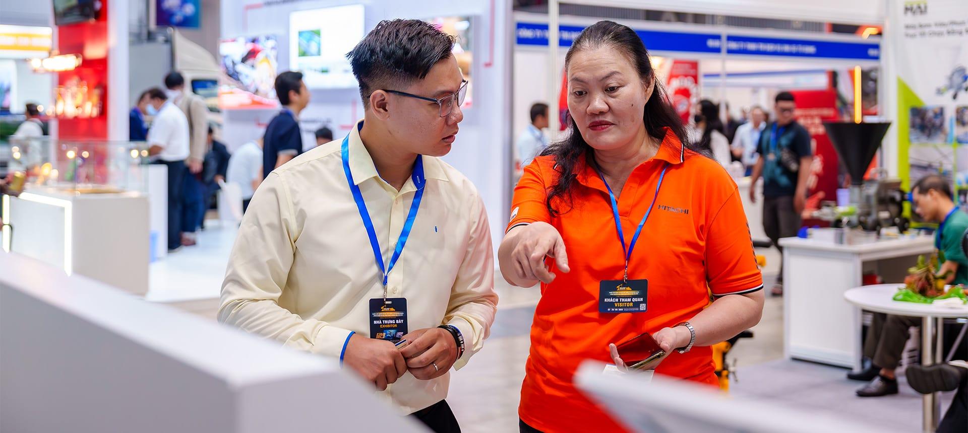 Kh&aacute;ch tham quan t&igrave;m hiểu về sản phẩm sơ mi rơ mo&oacute;c Thaco Trailers.