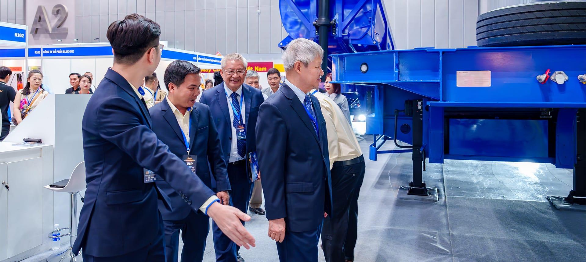 L&atilde;nh đạo Li&ecirc;n đo&agrave;n Thương mại v&agrave; C&ocirc;ng nghiệp Việt Nam v&agrave; Hội X&acirc;y dựng TP.HCM tham quan gian h&agrave;ng của Thaco Trailers.