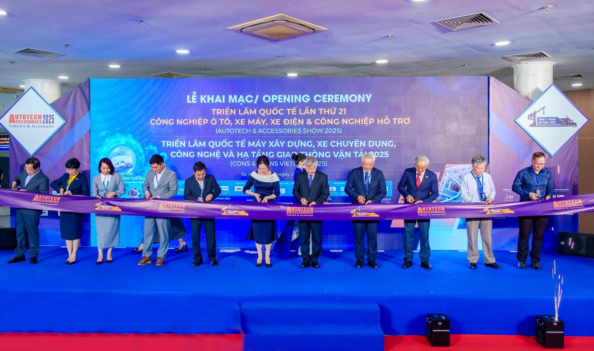 &Ocirc;ng Đ&agrave;o L&ecirc; Chung &ndash; Tổng Gi&aacute;m đốc Thaco Trailers (thứ 5, từ tr&aacute;i sang) v&agrave; c&aacute;c đại biểu cắt băng khai mạc triển l&atilde;m.