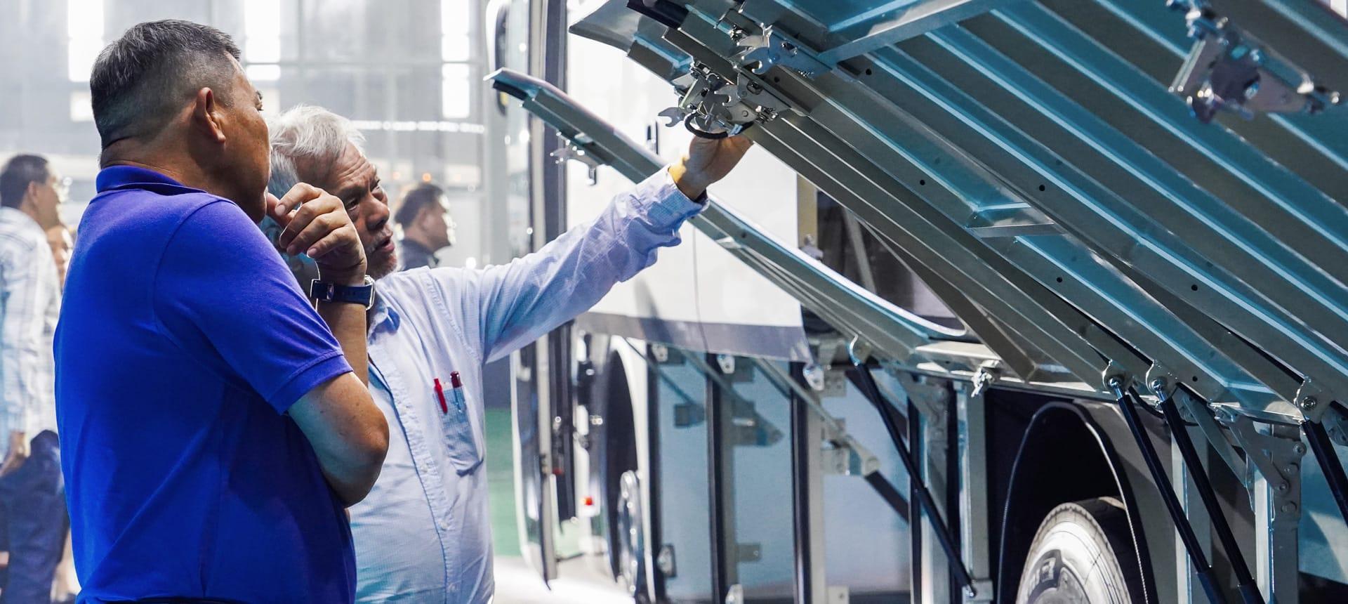 5C&aacute;c nh&agrave; ph&acirc;n phối xe bus Mercedes-Benz tại Singapore, Malaysia, Philippines v&agrave; kh&aacute;ch h&agrave;ng tại Th&aacute;i Lan tham quan, trải nghiệm l&aacute;i thử xe.