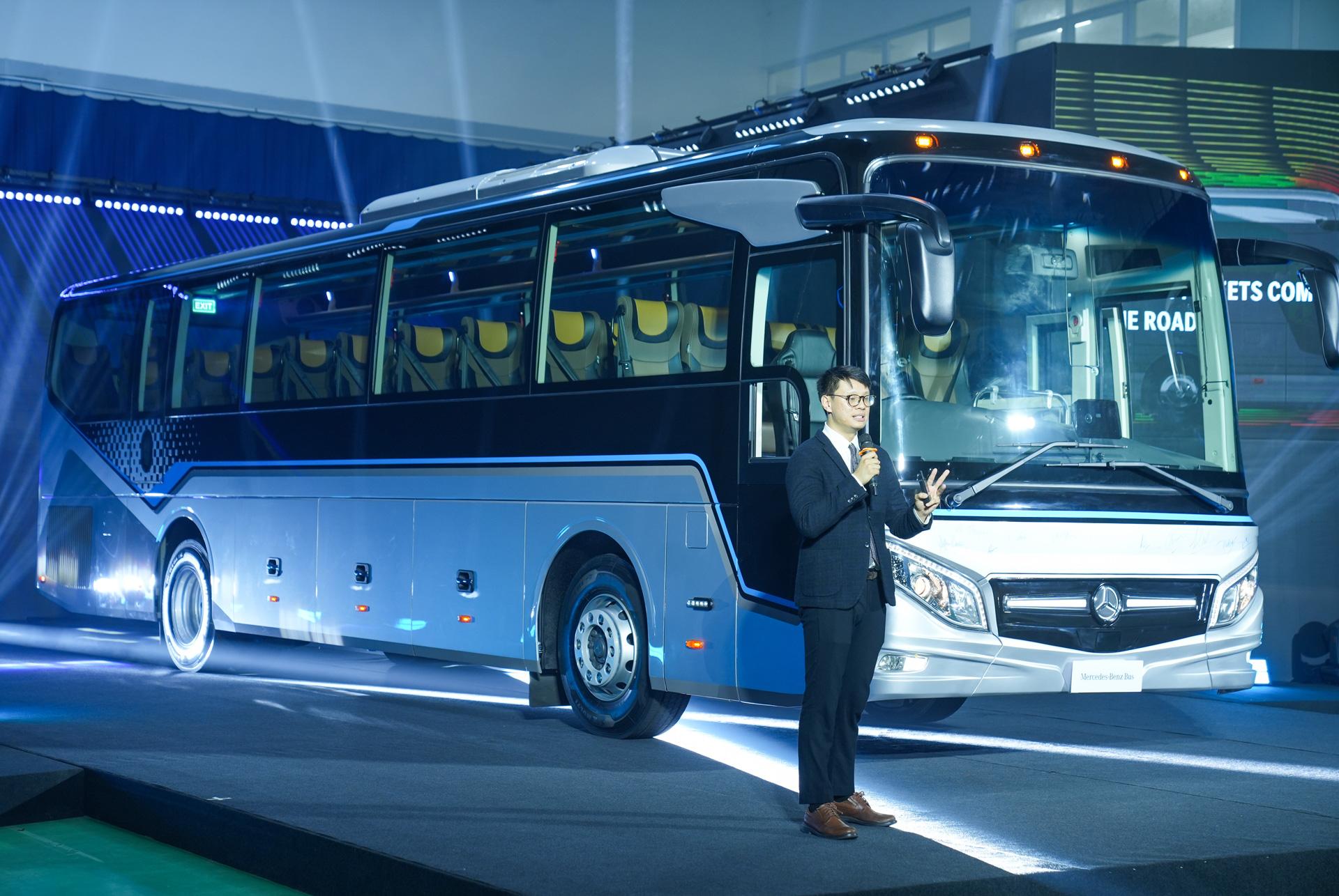 Đại diện DAIMLER Th&aacute;i Lan giới thiệu mẫu xe bus Mercedes-Benz RS 1936.