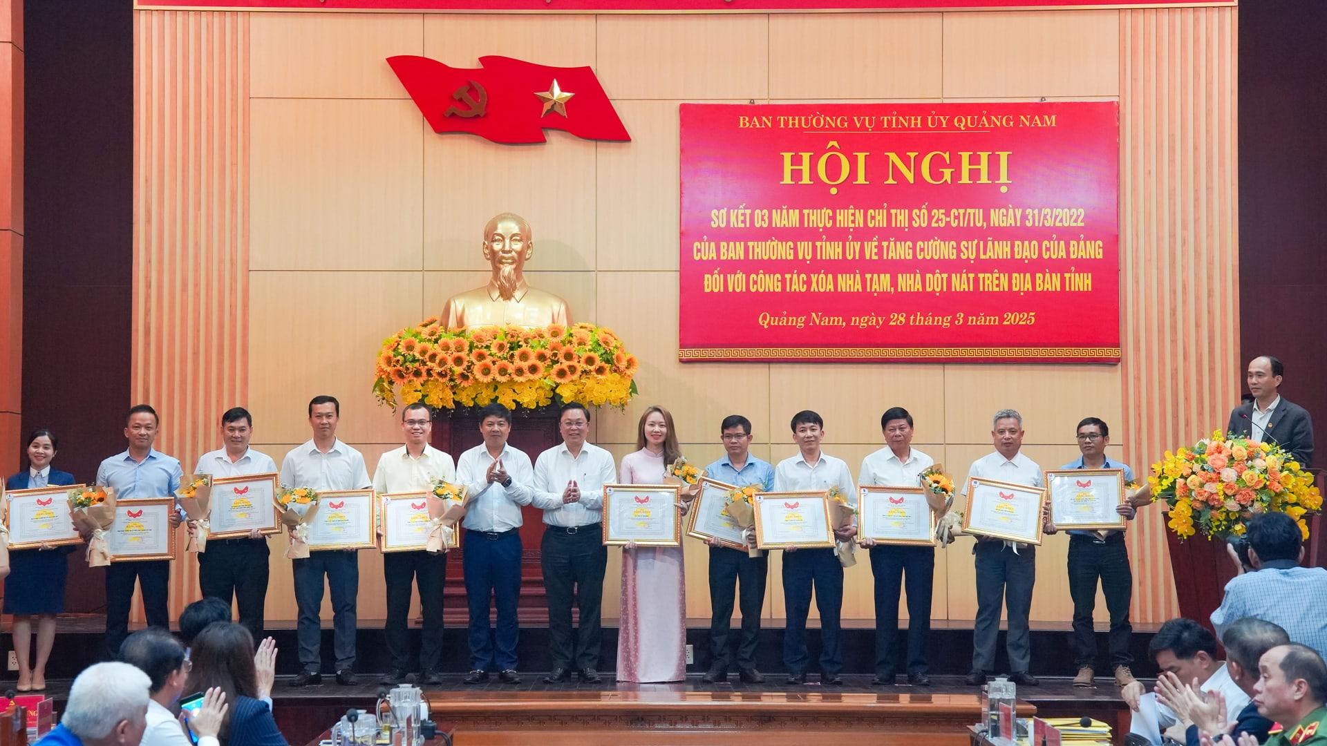 Đại diện L&atilde;nh đạo THACO nhận bằng khen của Ủy ban Mặt trận Tổ quốc Việt Nam tỉnh Quảng Nam v&igrave; những đ&oacute;ng g&oacute;p t&iacute;ch cực trong c&ocirc;ng t&aacute;c x&oacute;a nh&agrave; tạm, nhà dột nát giai đoạn 2023 - 2025.