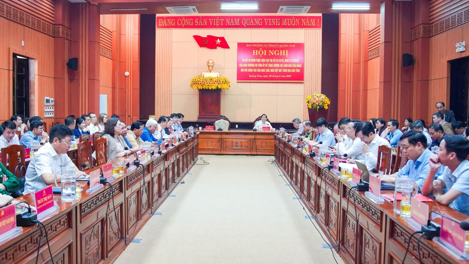 Hội nghị do &ocirc;ng Lương Nguyễn Minh Triết - Ủy vi&ecirc;n dự khuyết Ban Chấp h&agrave;nh Trung ương Đảng, B&iacute; thư Tỉnh ủy tỉnh Quảng Nam v&agrave; &ocirc;ng L&ecirc; Văn Dũng - Ph&oacute; B&iacute; thư Tỉnh ủy, Chủ tịch UBND tỉnh, Trưởng đo&agrave;n Đại biểu Quốc hội tỉnh chủ tr&igrave;.