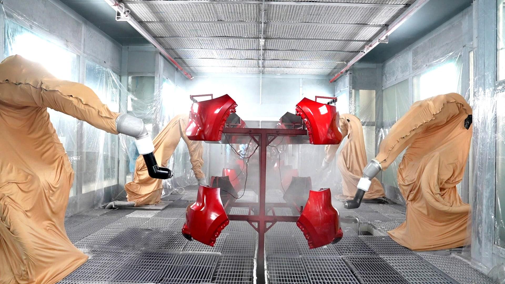 Robot sơn m&agrave;u linh kiện nhựa tại Nh&agrave; m&aacute;y Linh kiện Nhựa.