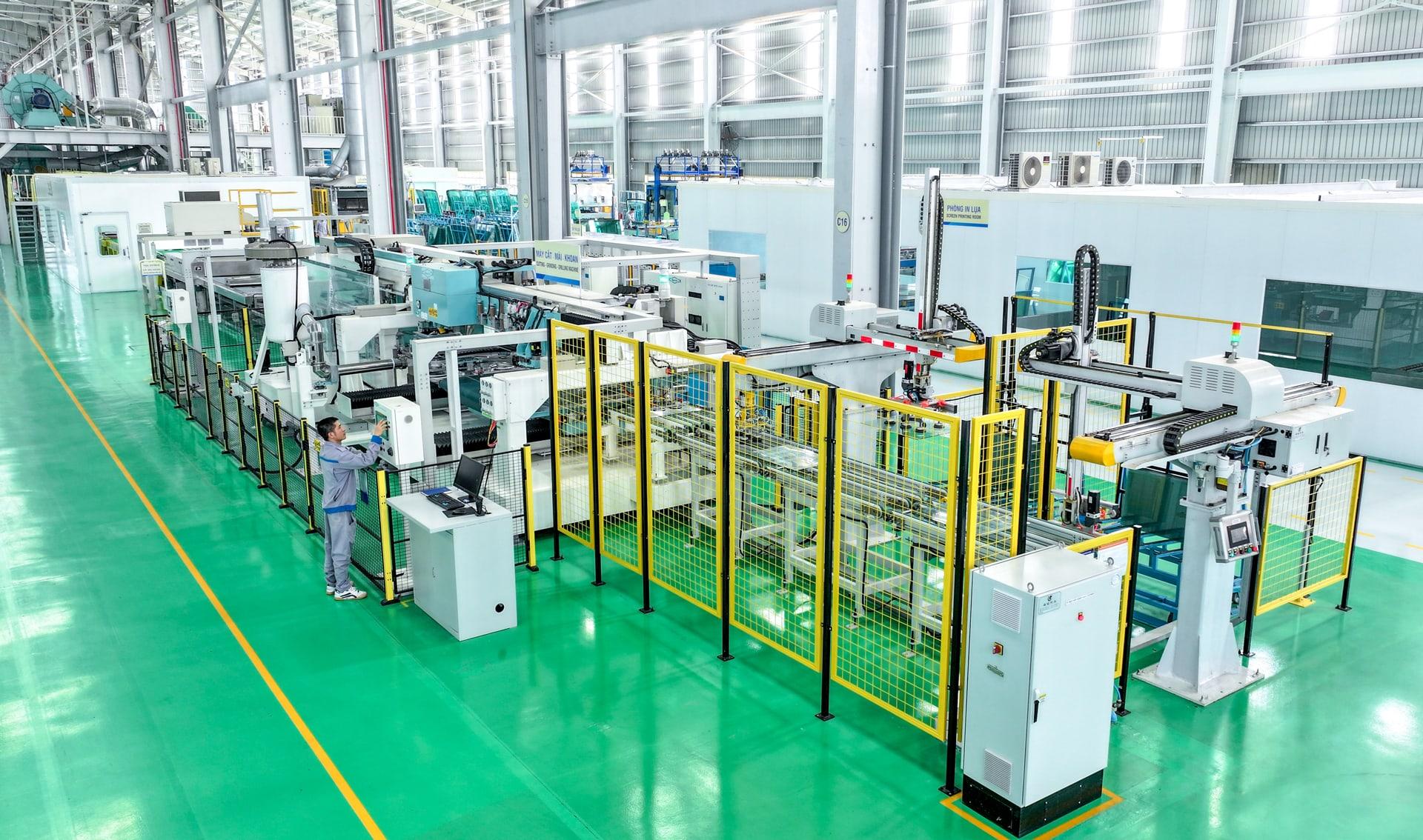 M&aacute;y cắt - m&agrave;i - khoan tại Nh&agrave; m&aacute;y Sản xuất K&iacute;nh &ocirc; t&ocirc; cao cấp.