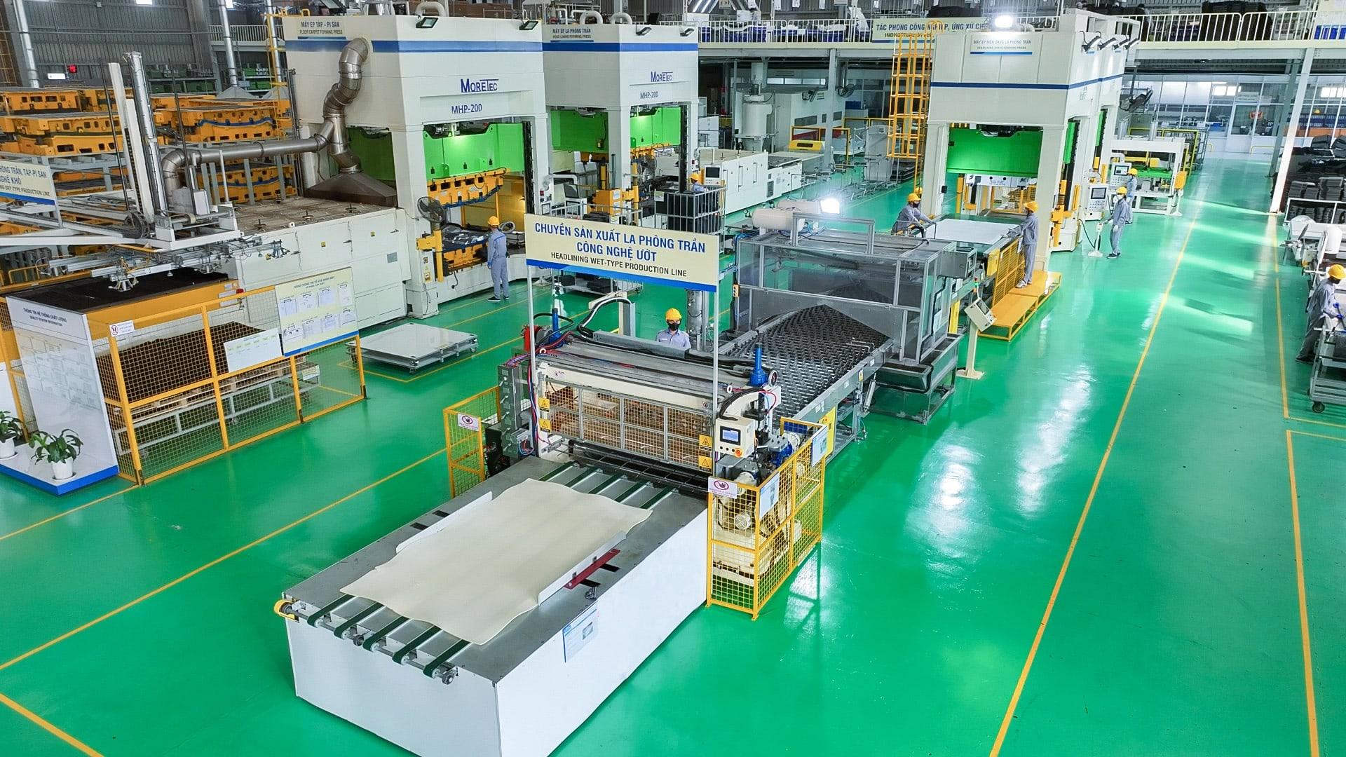 D&acirc;y chuyền sản xuất la ph&ocirc;ng trần c&ocirc;ng nghệ ướt tại Nh&agrave; m&aacute;y Sản xuất Nội thất &ocirc; t&ocirc; du lịch.