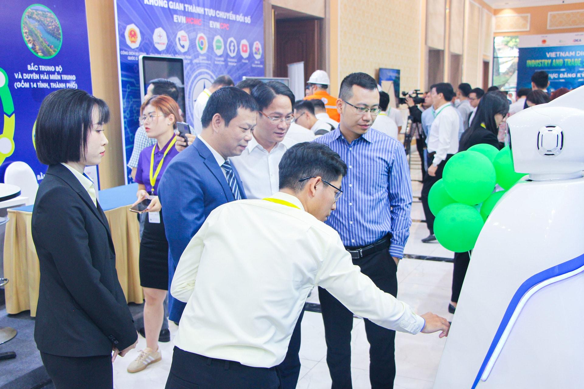 &Ocirc;ng Nguyễn Ngọc Th&agrave;nh - Ph&oacute; Cục trưởng Cục C&ocirc;ng thương (&aacute;o vest) tham quan gian h&agrave;ng của THACO INDUSTRIES