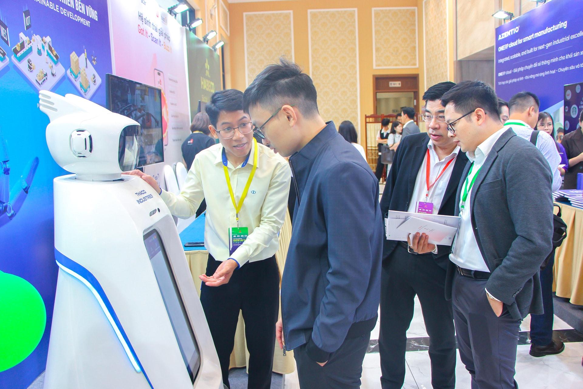 Đại diện THACO INDUSTRIES giới thiệu c&aacute;c t&iacute;nh năng của Robot TIAR cho kh&aacute;ch h&agrave;ng