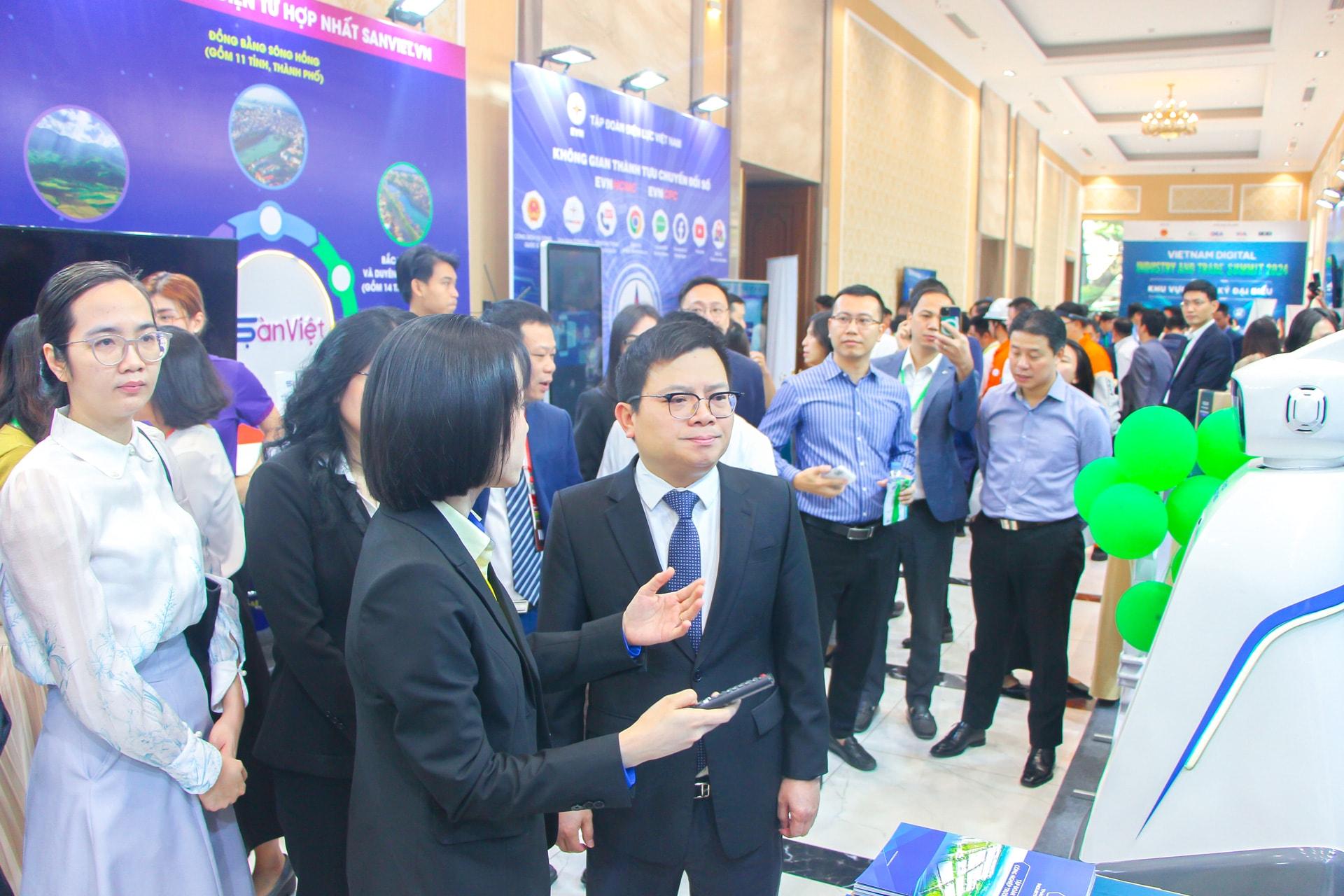 &Ocirc;ng Trương Thanh Ho&agrave;i - Thứ trưởng Bộ C&ocirc;ng Thương tham quan gian h&agrave;ng của THACO INDUSTRIES.