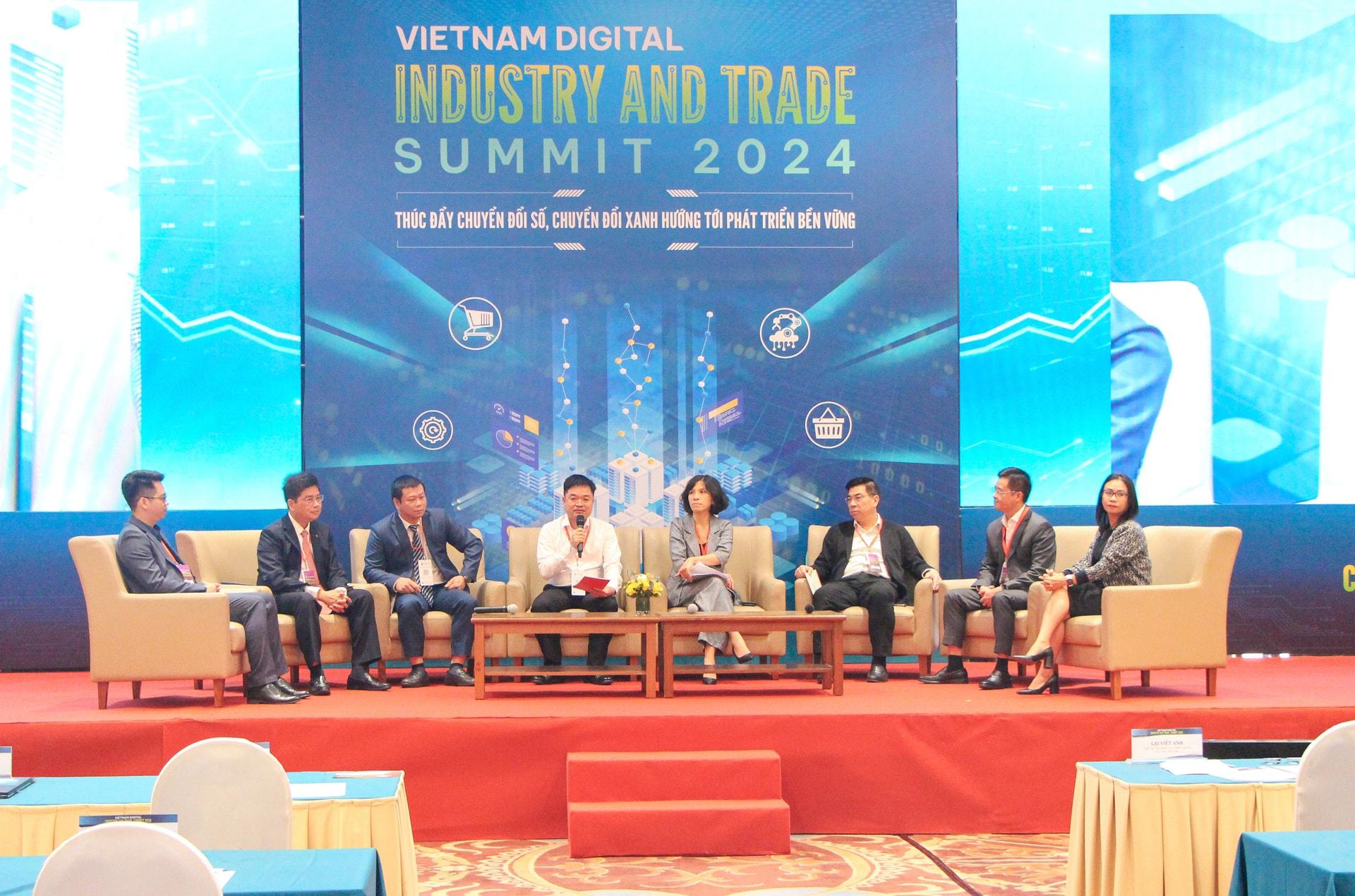 C&aacute;c đại biểu trao đổi tại diễn đ&agrave;n