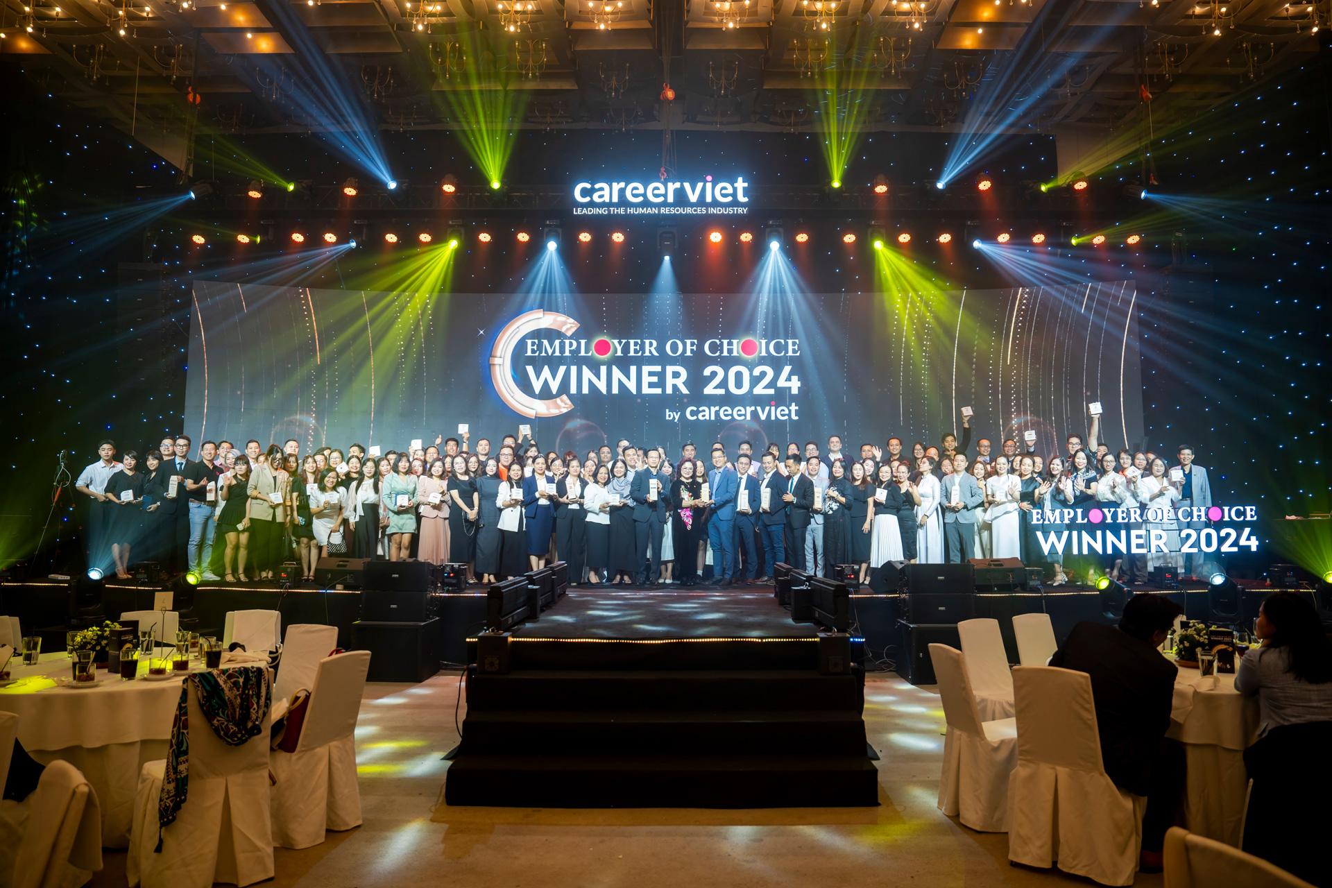 C&aacute;c doanh nghiệp chụp h&igrave;nh lưu niệm tại Lễ trao giải &ldquo;Employer Of Choice 2024&rdquo;.