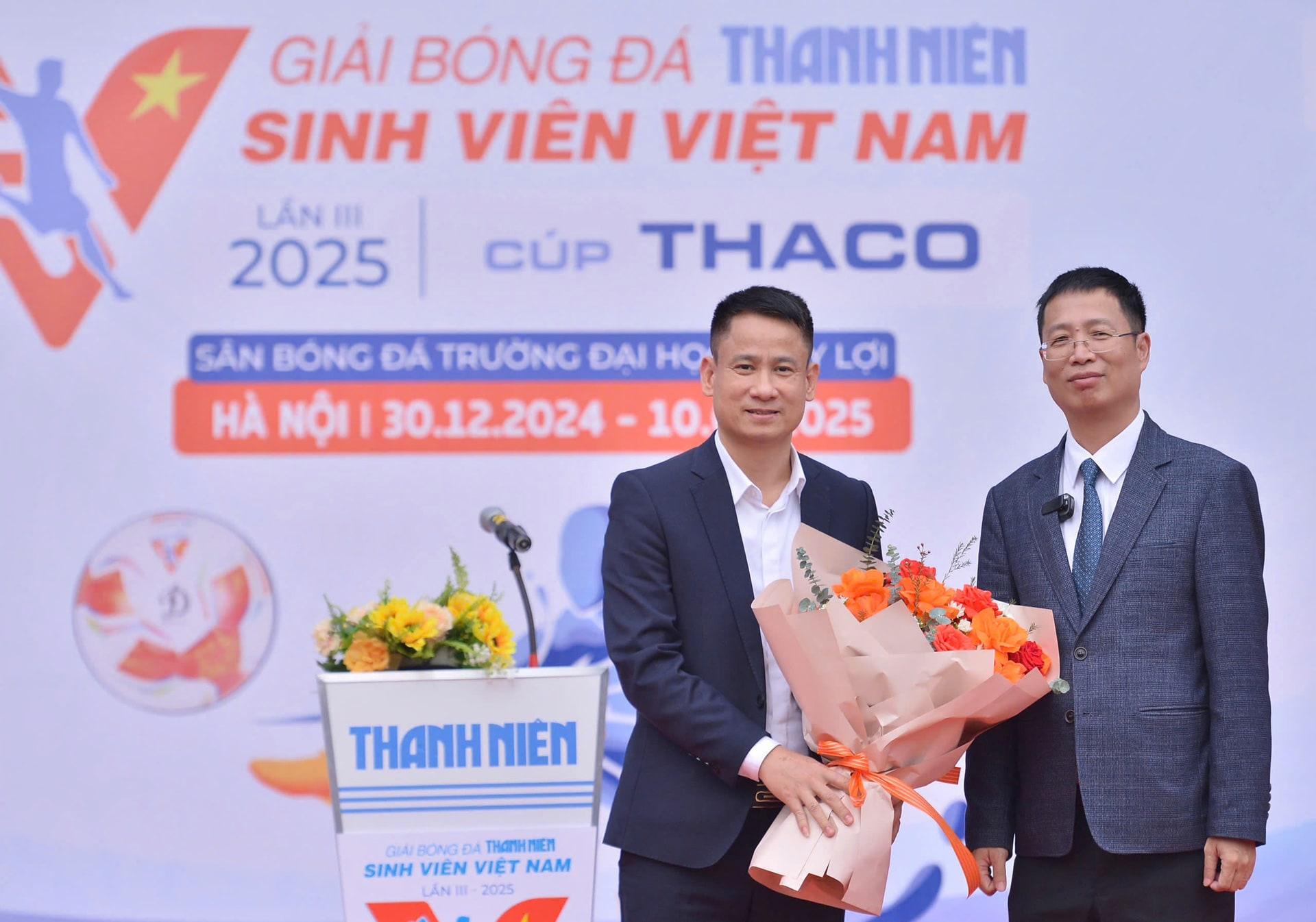 &Ocirc;ng Nguyễn Văn L&acirc;n - Tổng Gi&aacute;m đốc Ban Điều h&agrave;nh c&aacute;c đại l&yacute; (trực thuộc &amp; độc lập) Kia, Mazda H&agrave; Nội (b&ecirc;n tr&aacute;i) tham dự lễ khai mạc v&ograve;ng loại khu vực ph&iacute;a Bắc.