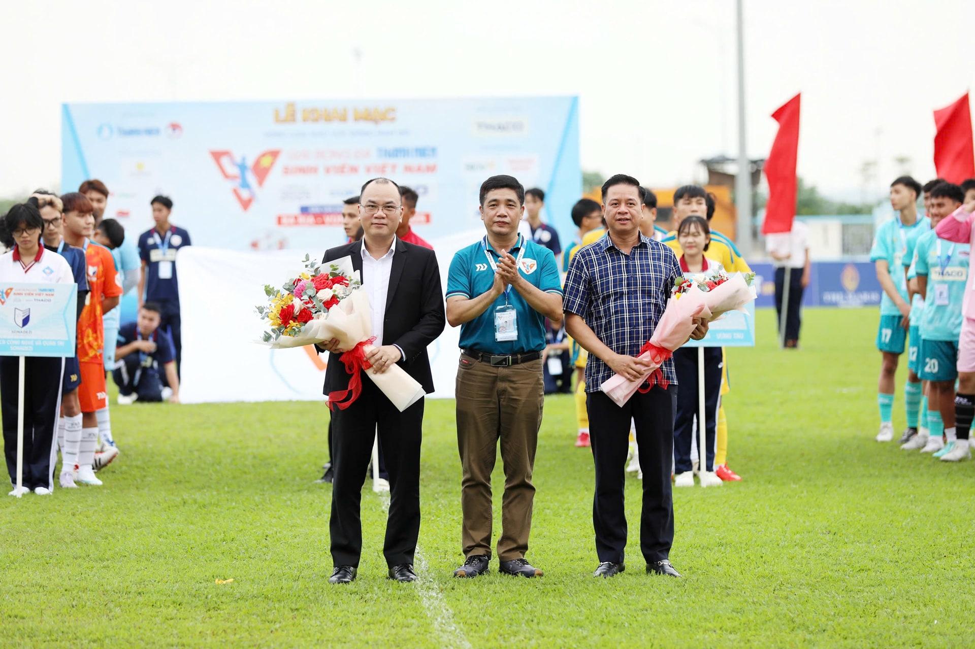 &nbsp;Đại diện THACO, &ocirc;ng Nguyễn Trường Trung - Tổng Gi&aacute;m đốc THACO AUTO Vũng T&agrave;u (ngo&agrave;i c&ugrave;ng, b&ecirc;n tr&aacute;i) tham dự lễ khai mạc v&ograve;ng loại khu vực Đ&ocirc;ng Nam Bộ tại B&agrave; Rịa - Vũng T&agrave;u v&agrave;o ng&agrave;y 4/1.