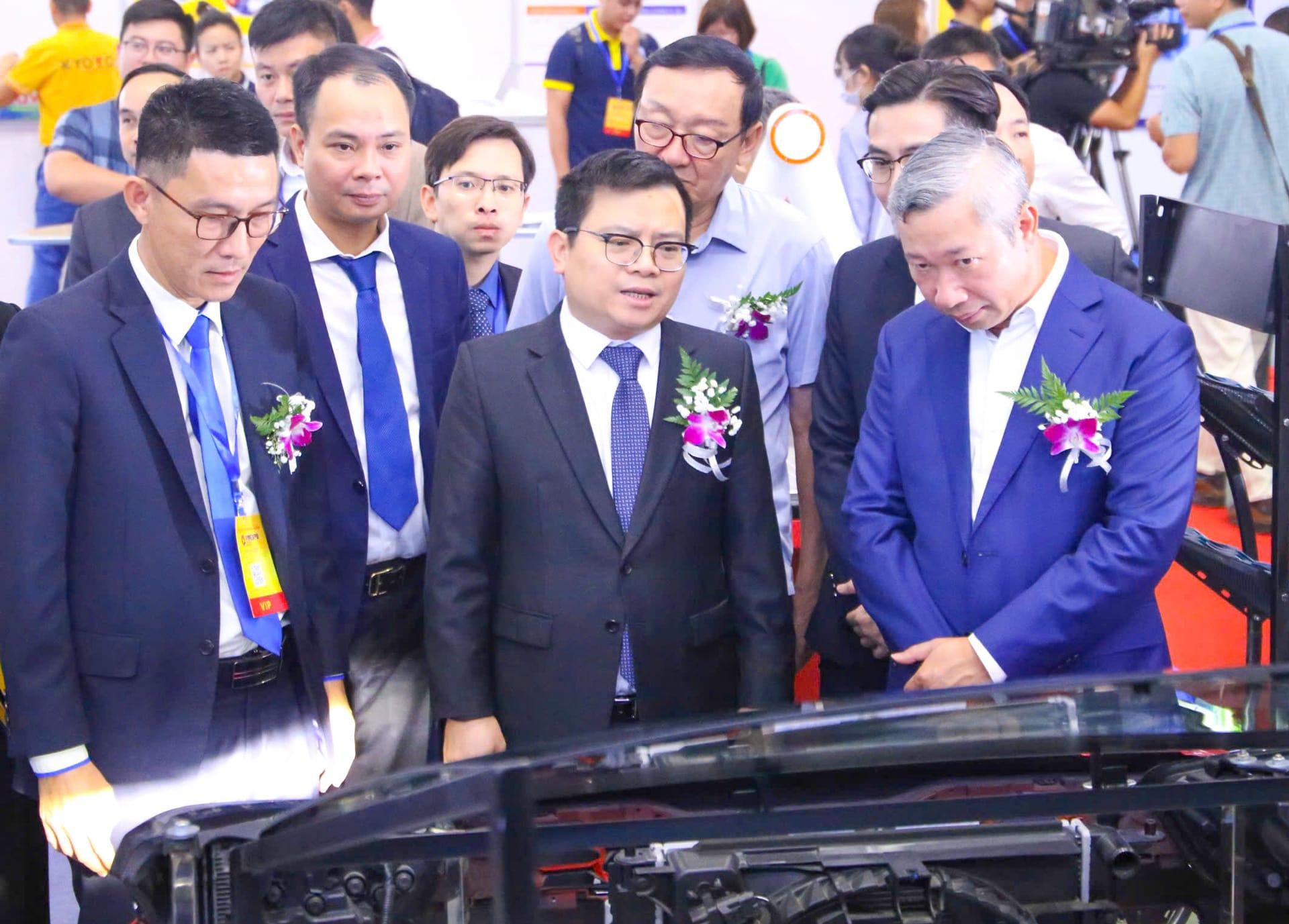 &nbsp;Thứ trưởng Bộ C&ocirc;ng Thương Trương Thanh Ho&agrave;i v&agrave; Cục trưởng Cục C&ocirc;ng nghiệp Phạm Nguy&ecirc;n H&ugrave;ng tham quan gian h&agrave;ng THACO INDUSTRIES.