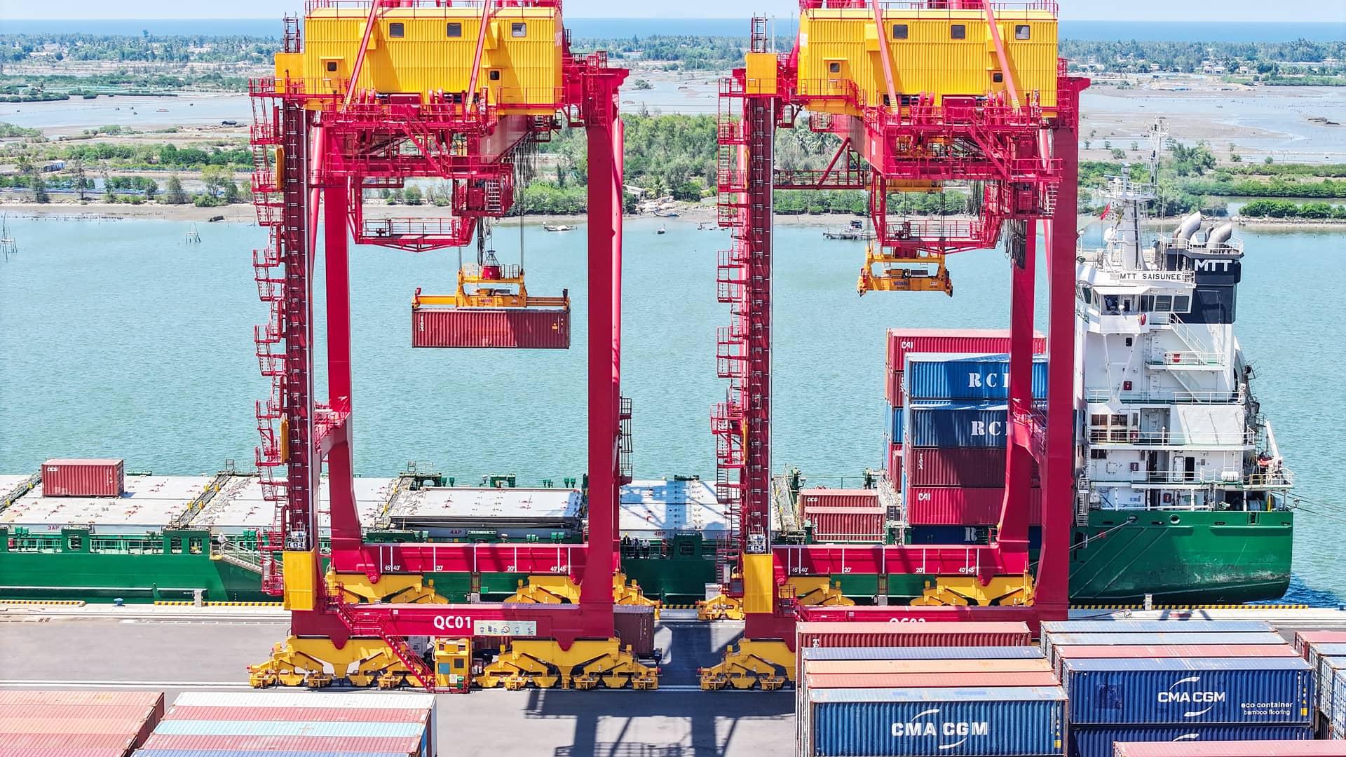 THACO AUTO xuất khẩu l&ocirc; body sơn m&agrave;u v&agrave; linh kiện xe Kia Carnival đầu ti&ecirc;n sang thị trường Ấn Độ.