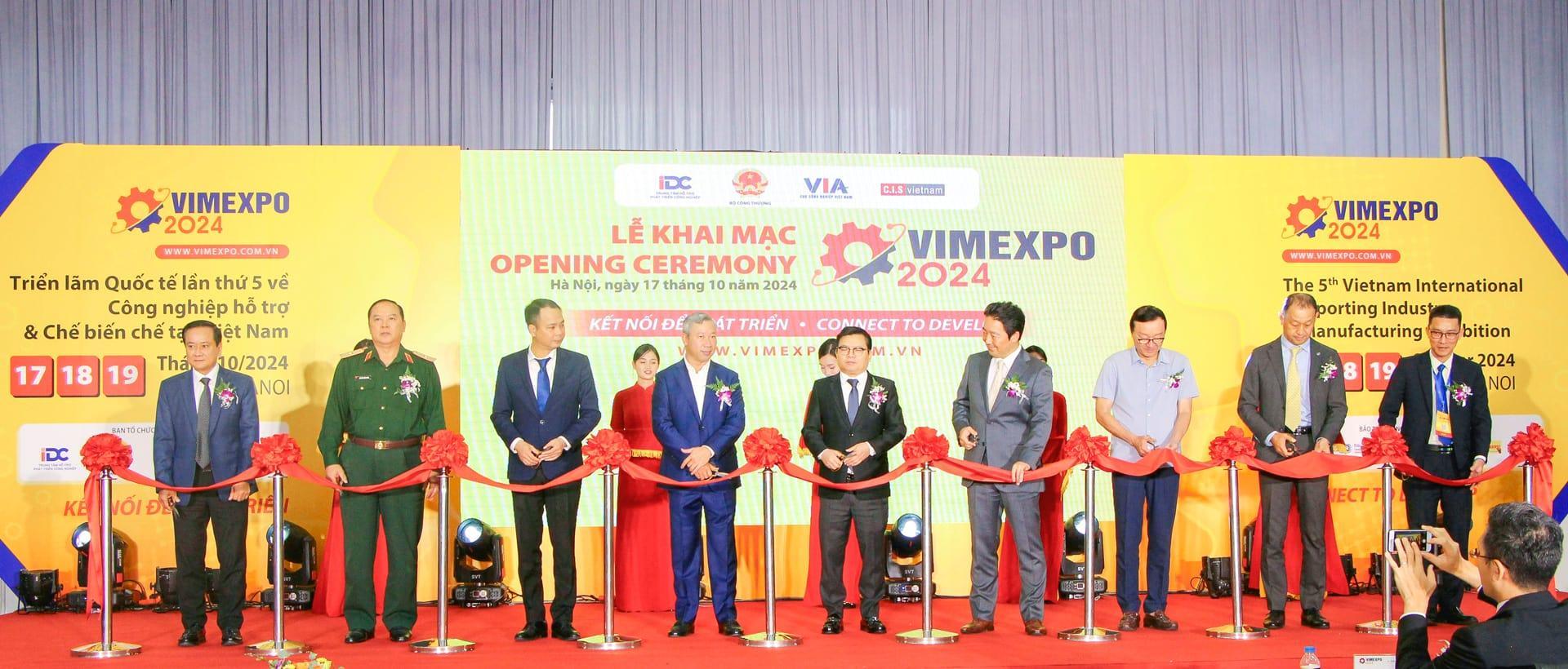 &Ocirc;ng Đỗ Minh T&acirc;m &ndash; Tổng Gi&aacute;m đốc THACO INDUSTRIES (ngo&agrave;i c&ugrave;ng, b&ecirc;n phải) c&ugrave;ng c&aacute;c đại biểu cắt băng khai mạc Triển l&atilde;m VIMEXPO 2024.