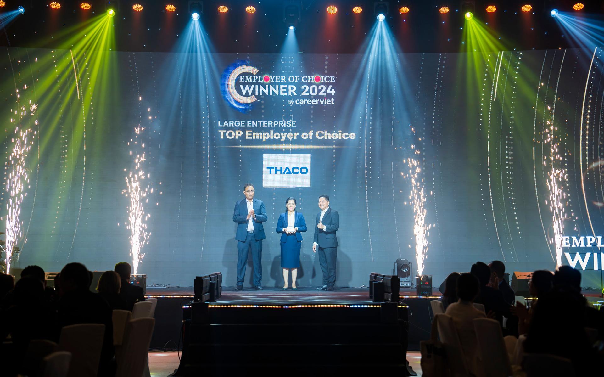 B&agrave; V&otilde; Thị Thanh Nga - Ph&oacute; Gi&aacute;m đốc Ban Nh&acirc;n sự THACO nhận giải thưởng tại buổi lễ.