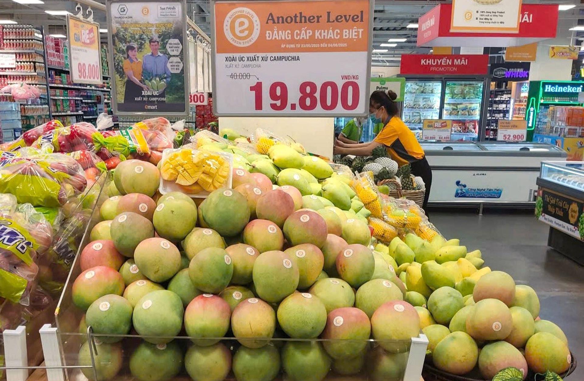 Hơn 300kg xo&agrave;i &Uacute;c được b&aacute;n ra trong một ng&agrave;y tại Emart Sala